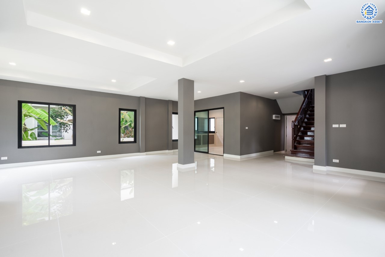 บ้านมือสองตกแต่งใหม่ ม.ราชพฤกษ์ บางบอน4 ตกแต่งหรูหรา ดีไซน์ Classic เนื้อที่ 100.5 ตร.ว. ฟังก์ชัน 3 ห้องนอน 4 ห้องน้ำ 1 ห้องแม่บ้าน จอดรถได้ 2 คัน พื้นที่สนามหญ้ากว้างกว่า 216 ตร.ม. บนทำเลศักยภาพ เชื่อมต่อหลายเส้นทาง ใกล้เดอะมอลล์บางแค จุดขึ้นทางด่วน "เพชรเกษม" และรถไฟฟ้าสายสีน้ำเงิน "สถานีหลักสอง"